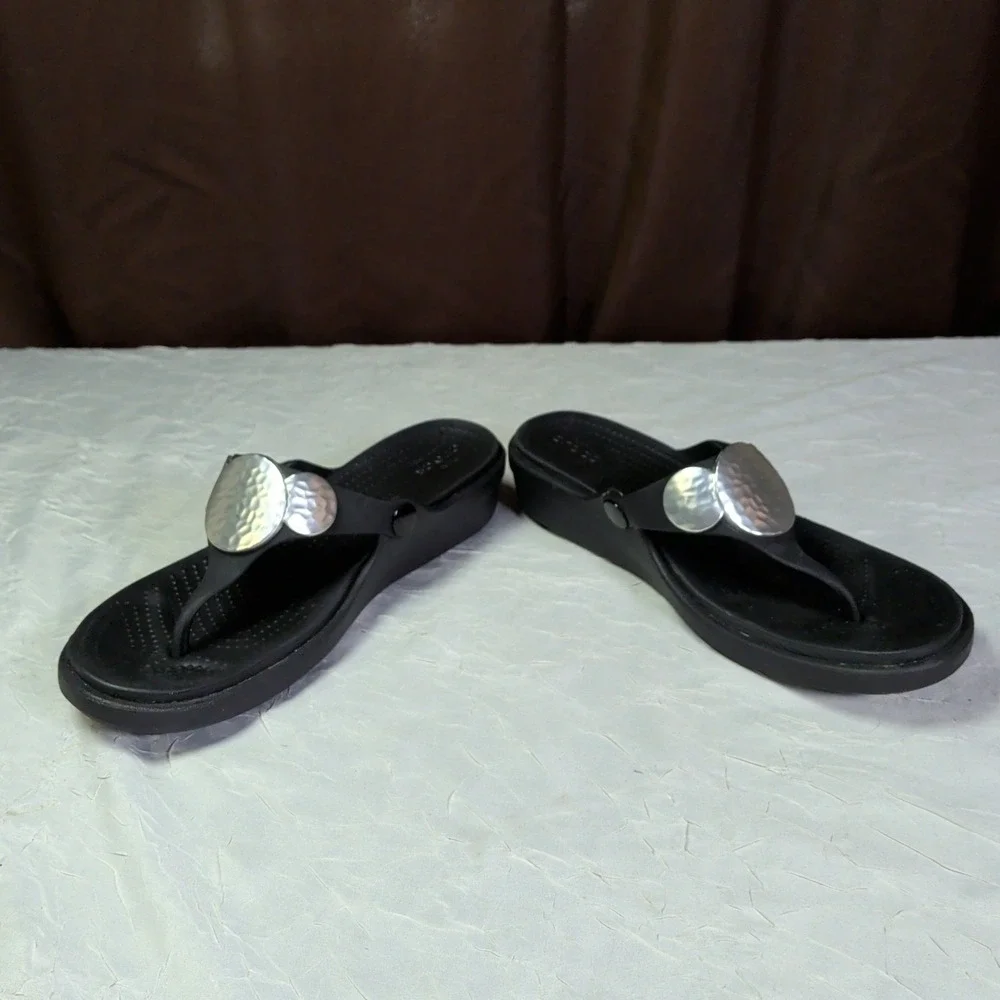 Crocs Sanrah Wedge Sandals Womens Size 8 Black Thong Y2K Comfort Cushioned